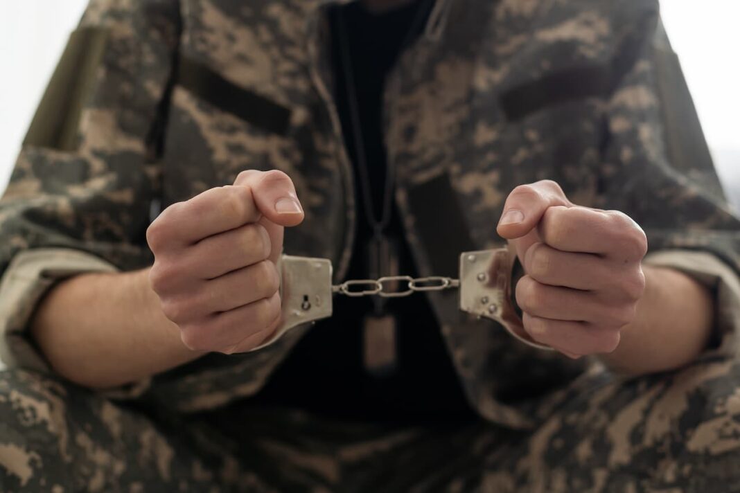 Опір начальнику або примушування його до порушення службових обов’язків (ст. 403 ККУ)