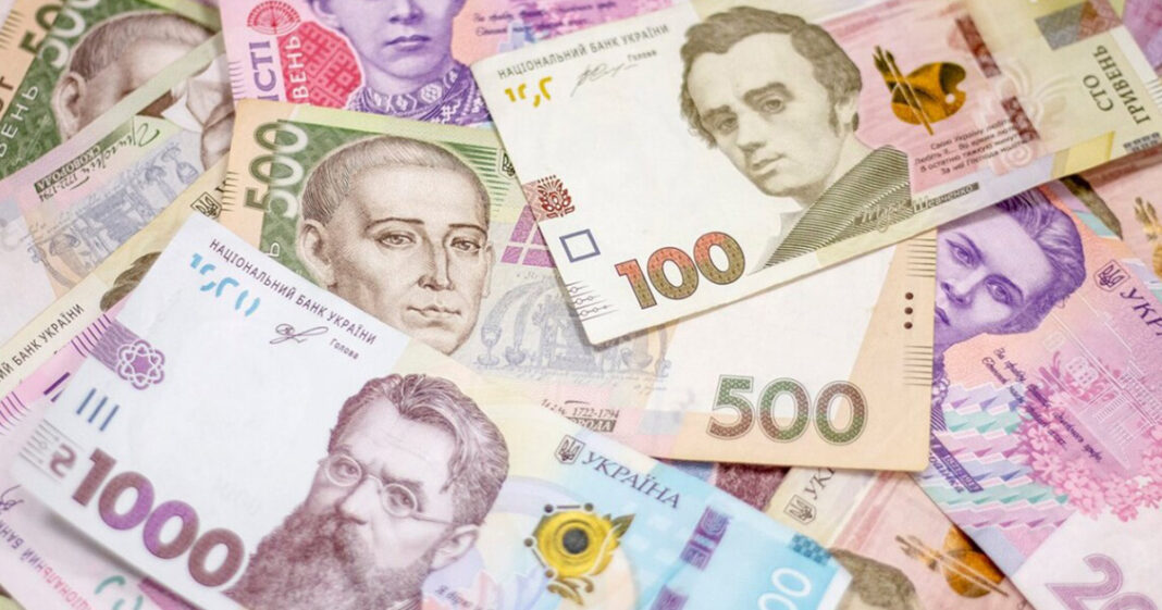 людина рахує борги по мікрокредитах